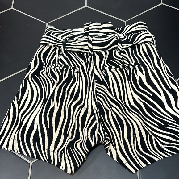Joes Jeans Zebra Paperbag Shorts 26 - Picture 5 of 5